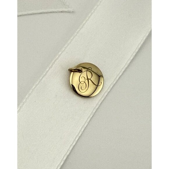 Tiffany & Co. 18k Yellow Gold “R” Alphabet Disc Charm Pendant – 2.9g, 0.5” Wide - Picture 4 of 6